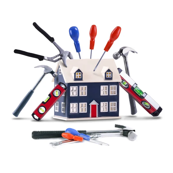 Home Reparatie Onderhoud Concept Met Klusjesman Gereedschap Een Speelgoedhuis Geïsoleerd — Stockfoto