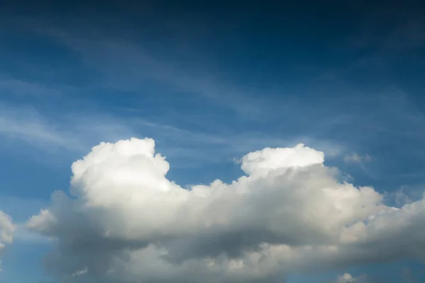 Drammatico Bianco Nuvole Blu Scuro Cielo Tempo Sfondo — Foto Stock