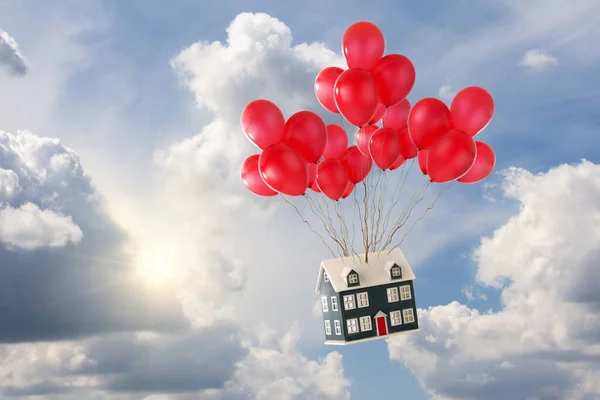 带着红色气球的玩具屋漂浮在蓝天 阳光普照 白云飘扬 大摇大摆地大摇大摆地大摇大摆 — 图库照片