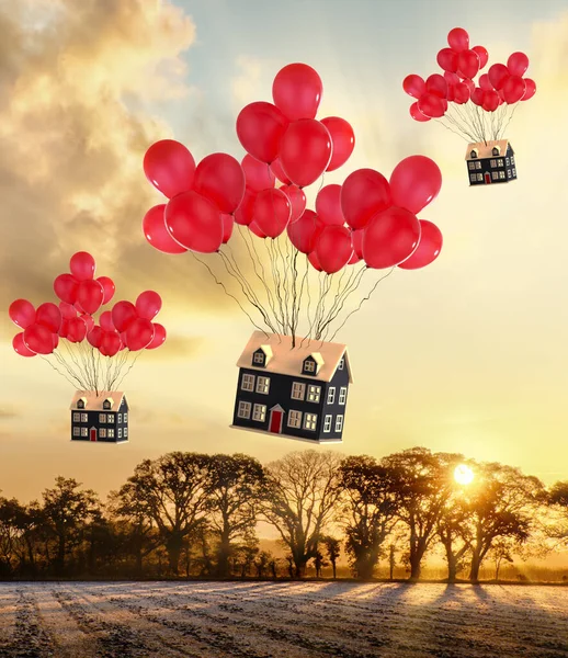 Leksakshem Fästa Vid Röda Ballonger Som Flyger Över Lantliga Fält Royaltyfria Stockfoton