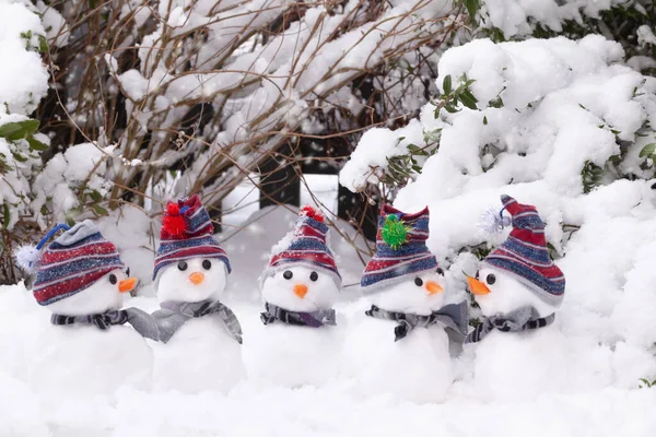 Piccoli Pupazzi Neve Chiacchierano Tra Loro Con Cappelli Sciarpe Nella — Foto Stock