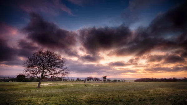 Terrain de golf sur feu paysage — Photo