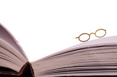 Okuma gözlüğü kitap kenarında
