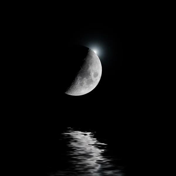 Podsvícený měsíc s bílou hvězdou nad vodou — Stock fotografie