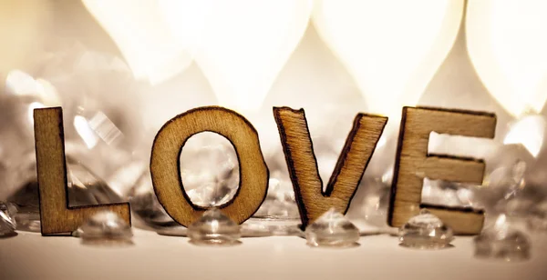 木製の手紙でロマンチックな愛のサイン — ストック写真