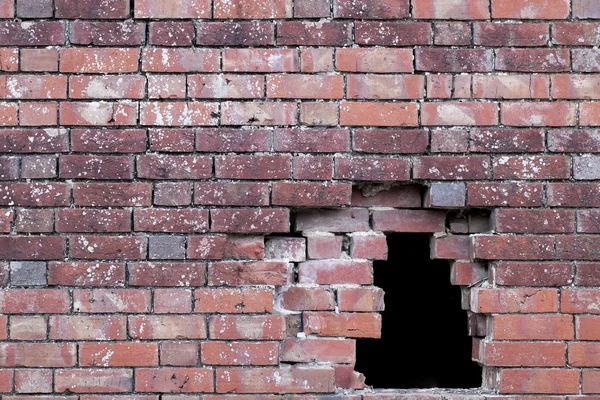 Trou dans un vieux mur de briques — Photo