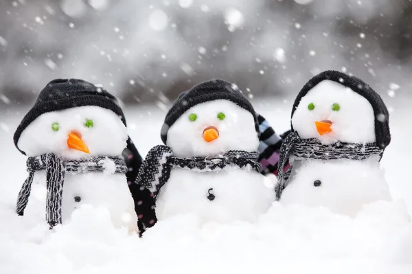 Três bonitos bonecos de neve — Fotografia de Stock