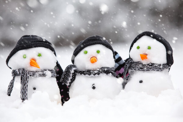 Три симпатичных снеговика
