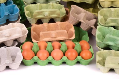 Yumurta kutusunda 10 tane taze tavuk yumurtası ve bir sürü boş yumurta kutusu. Taze yemek ve ambalaj stüdyosu.. 