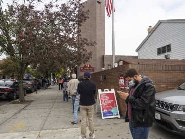 Brooklyn, New York, ABD - 24 Ekim 2020: St. Dominic Katolik Kilisesi, Brooklyn 'de Coronavirus salgınının ortasında erken başkanlık seçimleri için sırada bekleyenler.