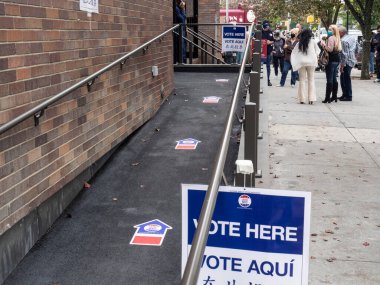 Brooklyn, New York, ABD - 24 Ekim 2020: St. Dominic Katolik Kilisesi, Brooklyn 'de Coronavirus salgınının ortasında erken başkanlık seçimleri için sırada bekleyenler.