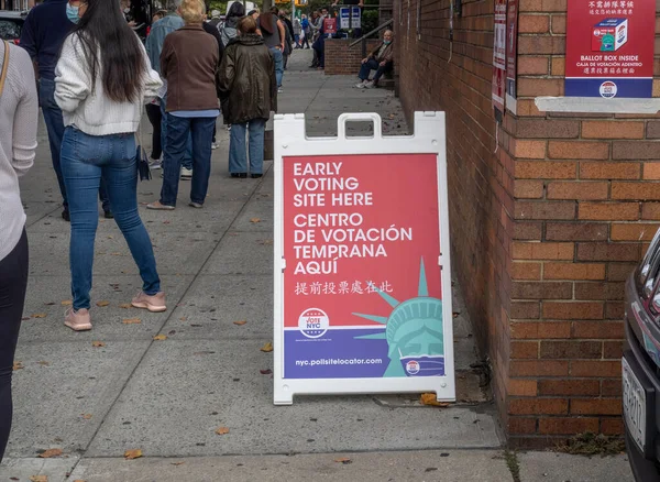 Brooklyn, New York, ABD - 24 Ekim 2020: St. Dominic Katolik Kilisesi, Brooklyn 'de Coronavirus salgınının ortasında erken başkanlık seçimleri için sırada bekleyenler.