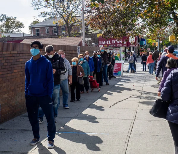 Brooklyn, New York, ABD - 27 Ekim 2020: St. Dominic Katolik Kilisesi, Brooklyn 'de Coronavirus salgınının ortasında erken genel oylama için sırada bekleyenler.