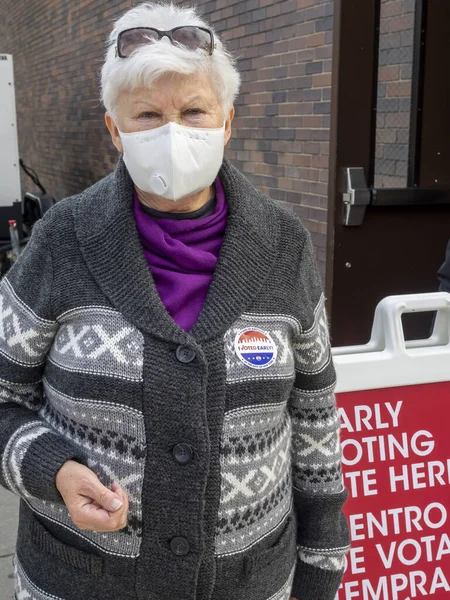 Brooklyn, New York, ABD - 27 Ekim 2020: Seçmenler Coronavirus salgınının ortasında Brooklyn 'deki St. Dominic Katolik Kilisesi' nde erken genel oylama için oy kullandıktan sonra sandık merkezinden çıktılar.