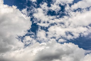Kümülüs bulutları ve Stratocumulus bulutlarıyla mavi gökyüzü. Gökyüzü değişimi için iyi..