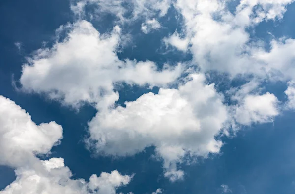 Голубое Небо Кучевым Косоглазым Облаками Хорошо Замены Неба — стоковое фото