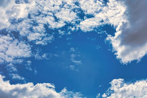 Blauer Himmel Mit Cumulus Und Stratocumuluswolken Präsentiert Gut Für Einen — Stockfoto