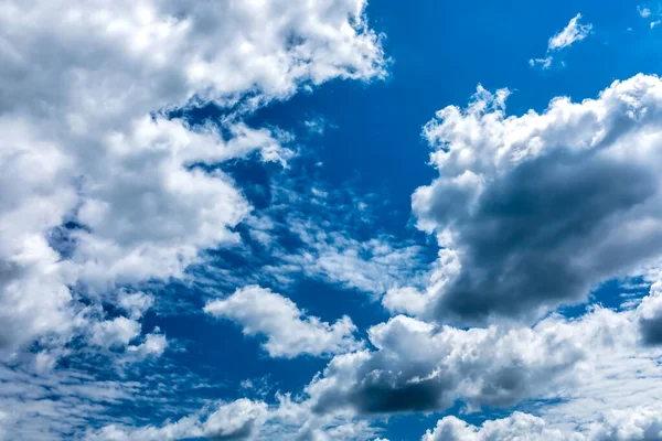 Голубое Небо Кучевыми Облаками Косоглазыми Облаками Хорошо Замены Неба — стоковое фото