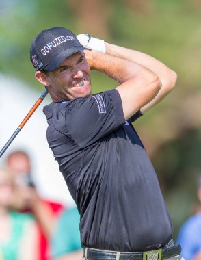 ARDMORE, PA USA- 12 Haziran 2013: Üç büyük şampiyon Padraig Harrington, 12 Haziran 2013 tarihinde Arkanmore, PA 'da 2013 ABD Açık' ta bir sürüş vurdu.