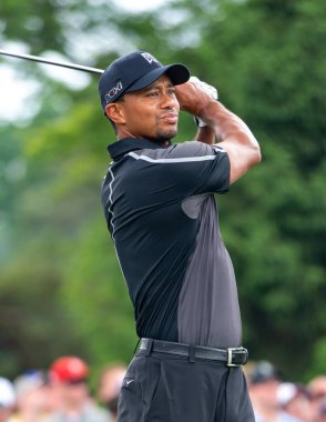 ARDMORE, PA USA- 11 Haziran 2013: Golf harika, Tiger Woods 11 Haziran 2013 tarihinde Arkanmore, PA 'da 2013 ABD Açık' ta bir sürüş vurdu.