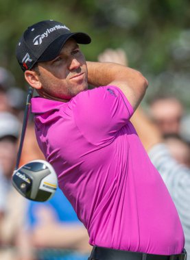 ARDMORE, PA USA- 12 Haziran 2013: Masters şampiyonu Sergio Garcia, 12 Haziran 2013 tarihinde Arkanmore, PA 'da Merion' da 2013 ABD Açık 'ta bir vuruş yaptı..