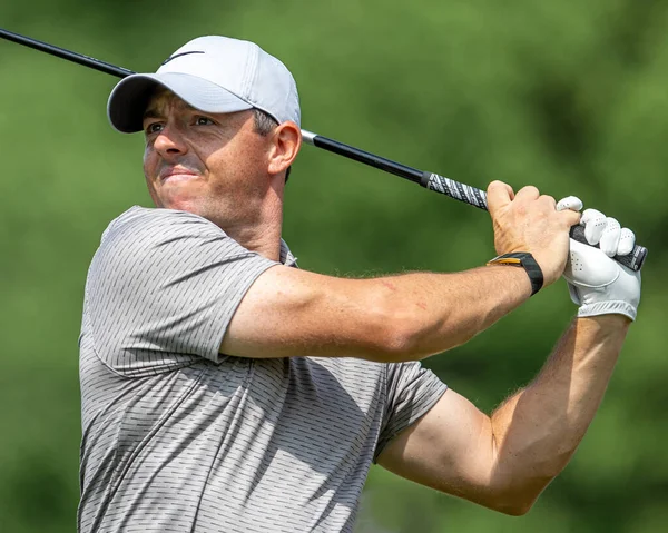 CHARLOTTE, NC, ABD - 4 Mayıs 2021: Rory McIlroy 2021 Wells Fargo Şampiyonası 'nda top sürüyor.