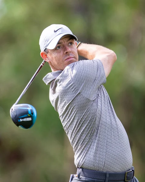 CHARLOTTE, NC, ABD - 4 Mayıs 2021: Rory McIlroy 2021 Wells Fargo Şampiyonası 'nda top sürüyor.