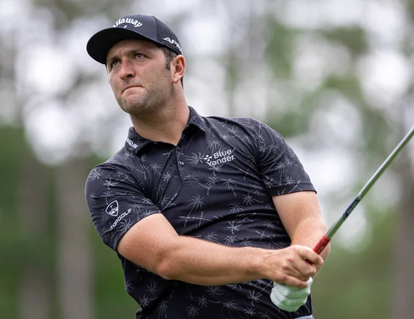 CHARLOTTE, NC, ABD - 4 Mayıs 2021: Jon Rahm 2021 Wells Fargo Şampiyonası 'nda top sürerken.