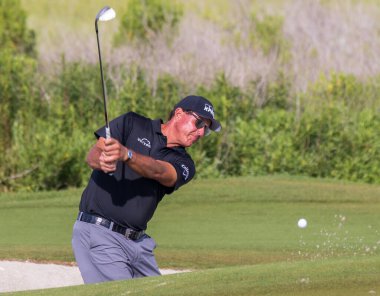 KIAWAH ISLAND, SC USA - 19 Mayıs 2021: Phil Michelson 2021 PGA Şampiyonası 'nda oynamaya hazırlanıyor. Phil turnuvayı 6. şampiyonluk zaferiyle kazandı..