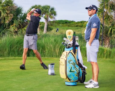KIAWAH ISLAND, SC USA - 19 Mayıs 2021: Phil Michelson 2021 PGA Şampiyonası 'nda oynamaya hazırlanıyor. Phil turnuvayı 6. şampiyonluk zaferiyle kazandı..