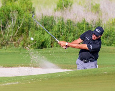 KIAWAH ISLAND, SC USA - 19 Mayıs 2021: Phil Michelson 2021 PGA Şampiyonası 'nda oynamaya hazırlanıyor. Phil turnuvayı 6. şampiyonluk zaferiyle kazandı..
