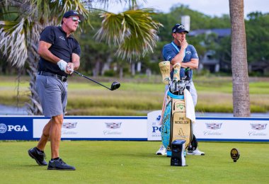 KIAWAH ISLAND, SC USA - 19 Mayıs 2021: Phil Michelson 2021 PGA Şampiyonası 'nda oynamaya hazırlanıyor. Phil turnuvayı 6. şampiyonluk zaferiyle kazandı..