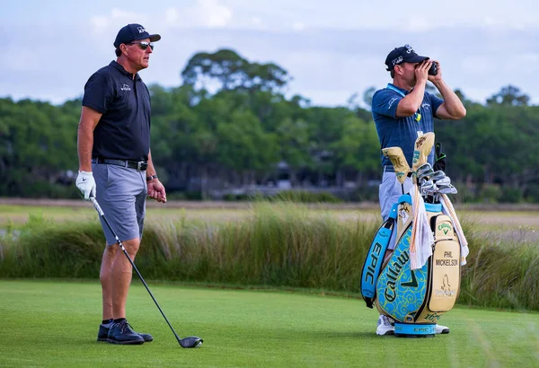 KIAWAH ISLAND, SC USA - 19 Mayıs 2021: Phil Michelson 2021 PGA Şampiyonası 'nda oynamaya hazırlanıyor. Phil turnuvayı 6. şampiyonluk zaferiyle kazandı..