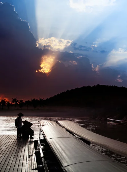 Nuvole sul fiume — Foto Stock