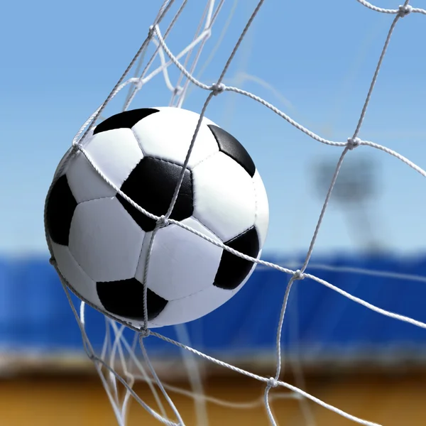 Piłka nożna jest w bramce netto — Zdjęcie stockowe