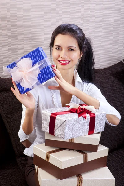 Mujer sonriendo y sostiene caja de regalo — Foto de Stock