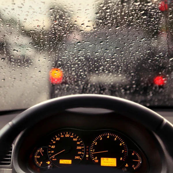 Regentropfen auf der Windschutzscheibe des Autos — Stockfoto