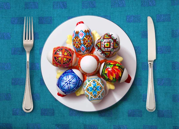 Uovo di Pasqua su piatto bianco — Foto Stock