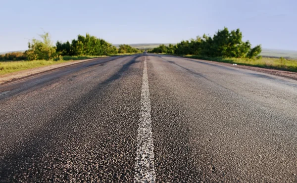 Estrada de asfalto no dia de verão — Fotografia de Stock