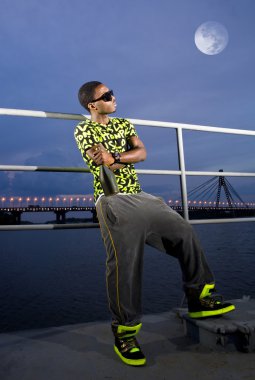 rapçi quay içinde parlak ayın üzerinde