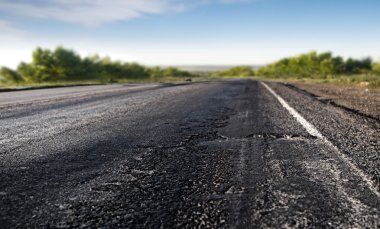 kötü asfalt yol