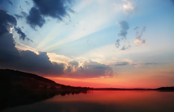 Sonnenuntergang mit Lichtstrahlen — Stockfoto