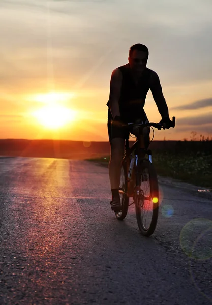 Cyclist at sunset time — Stock Photo, Image