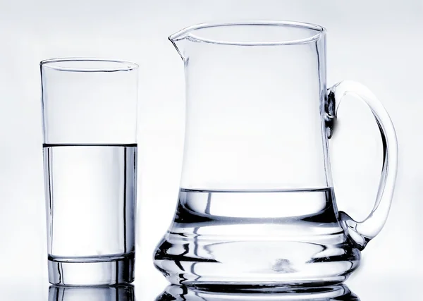 Agua dulce en un vaso con jarra —  Fotos de Stock