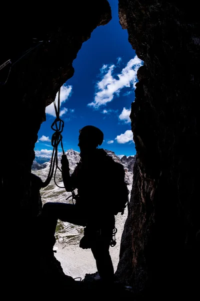 Silhouette eines Bergsteigers — Stockfoto