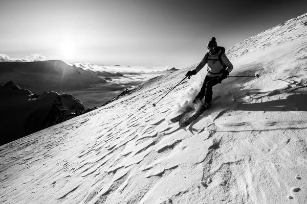 Skitouring / freeriding en las montañas — Foto de Stock