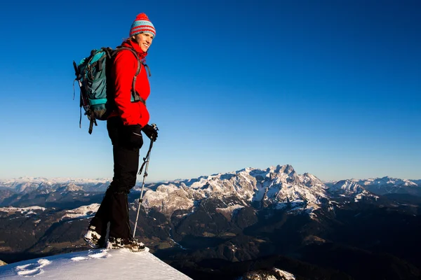 Trekking invernale in montagna — Foto Stock