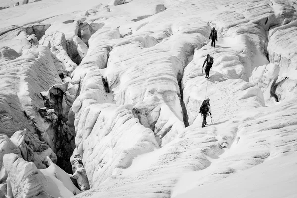 Dangerous alpine climbing — Stock Photo, Image