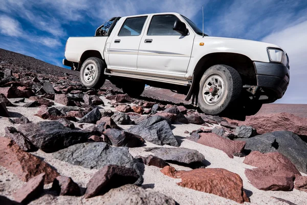 Off-road 4WD carro dirigindo em terreno acidentado — Fotografia de Stock