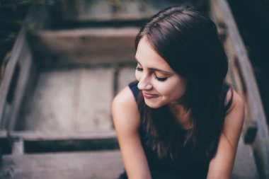 güzel bir genç esmer kız portresi